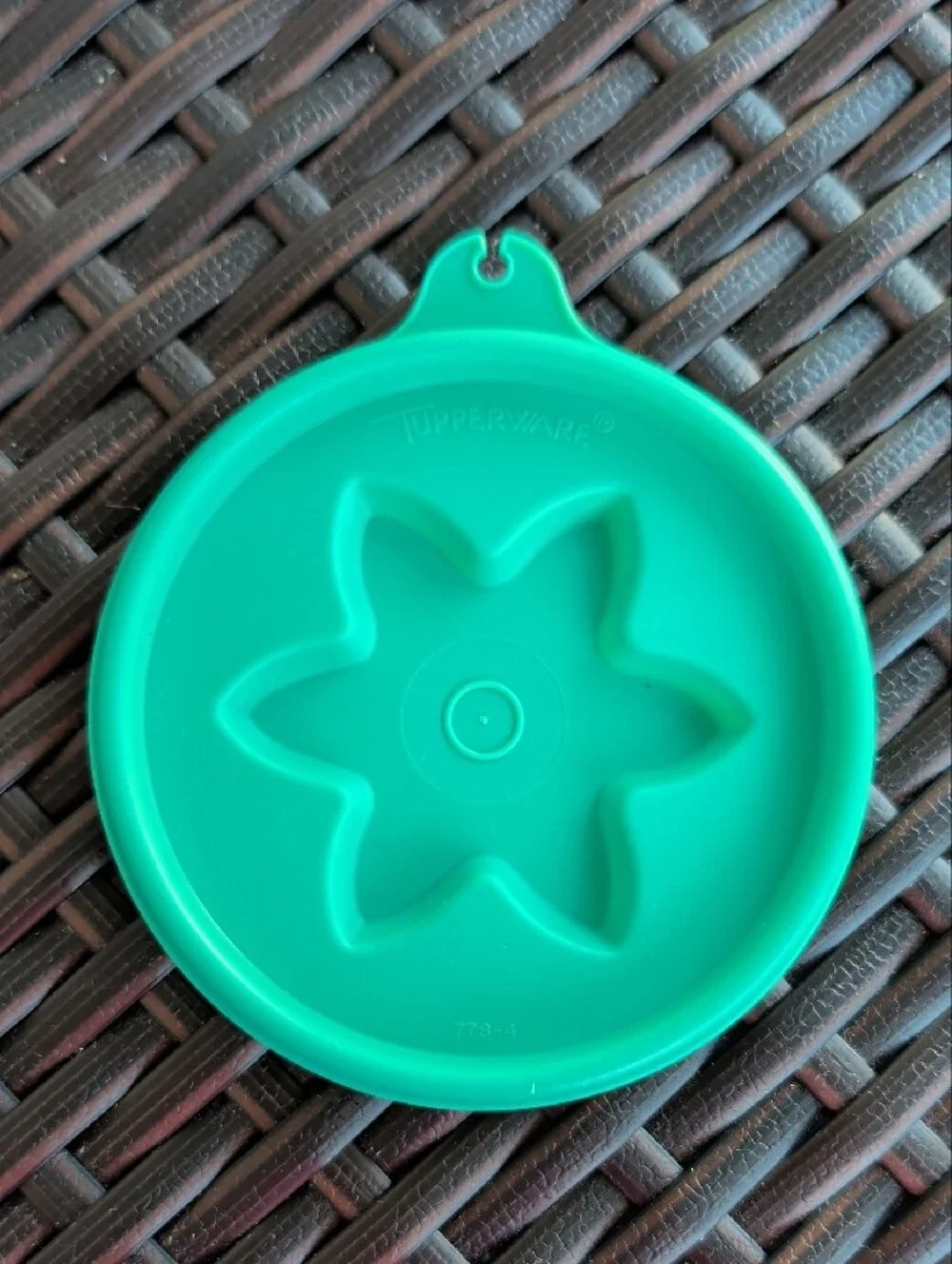 NWT Tupperware Large Jell-o Mold